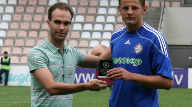 Kaspara Dubra saņem balvu kā labākais LMT Virslīgas spēlētājs augustā
Foto: www.lff.lv