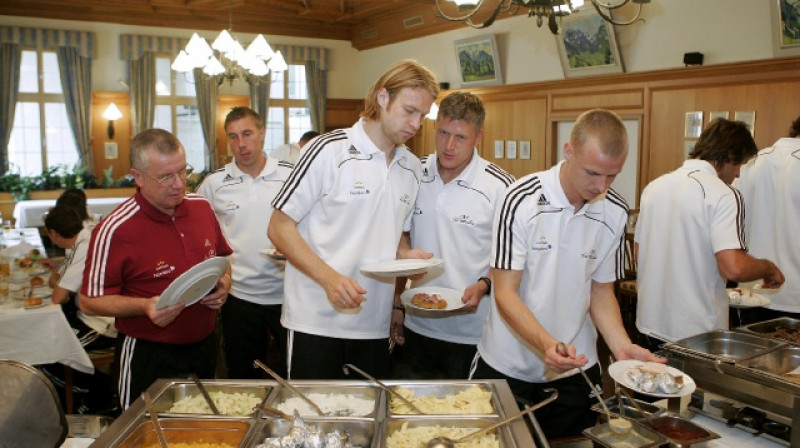 "Klau, par šo taču pašiem nebūs jāmaksā?" Andris Vaņins vaicā Kasparam Gorkšam
Foto: Mārtiņš Hartmanis