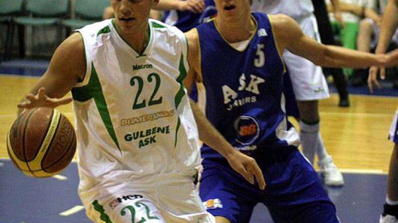 Agris Kazāks (ar bumbu) šovakar aizvadīja lielisku spēli.
Foto: www.basket.lv