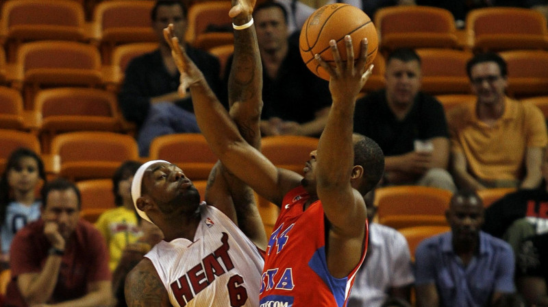 Lebrons Džeimss aizsardzībā pret Džamontu 
Gordonu
Foto: AFP/Scanpix