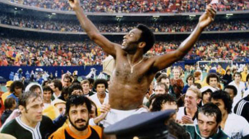 Pēc Peles atvadu mača "Cosmos" spēlētāji ar futbola leģendu uz pleciem veica goda apli
FOTO: "icons.com"