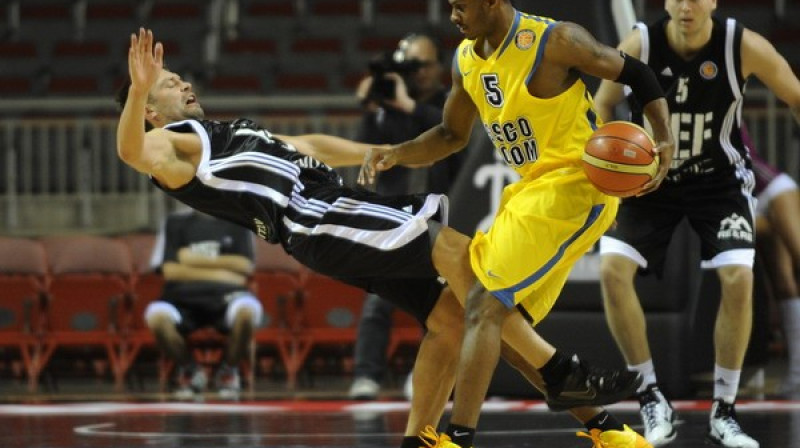 VEF's sestdien tomēr pakrita...

Foto: Romāns Kokšarovs, Sporta Avīze, f64