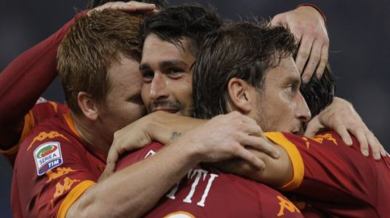 ''Roma'' futbolisti kopīgi atzīmē Marko Boriello vārtu guvumu
Foto: AP/Scanpix