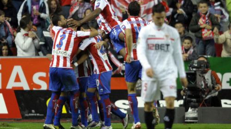 "Sporting Gijon" futbolisti atzīmē vārtu guvumu
Foto: AFP/ Scanpix