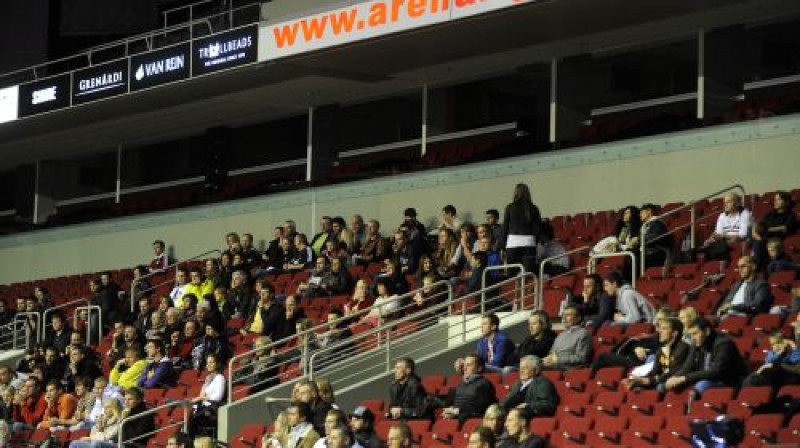 Diezin vai VEF basketbolistiem bija ļoti patīkami spēlēt vairāk nekā pustukšu "Arēnas Rīga" tribīņu priekšā. Kaut kas jādara, lai tā nebūtu.
Foto: Romāns Kokšarovs, Sporta Avīze.
