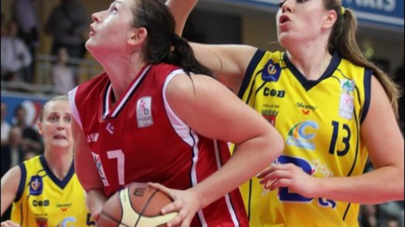 Aija Brumermane "Open LFB" spēlē ar "Calais" guva 10 punktus un izcīnīja 9 bumbas zem groziem
Foto: Aline Chatel