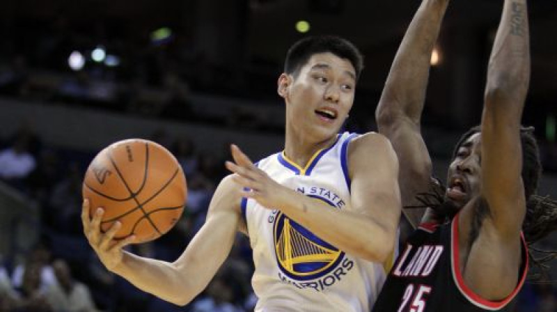 "Warriors" jaunpienācējs Džeremijs Lins uzbrukumā
Foto: AP/Scanpix