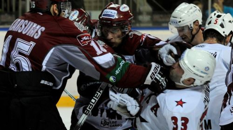 Savstarpējās spēles spēlētājiem allaž izraisījušas emociju uzplūdus
Foto: Romāns Kokšarovs, Sporta Avīze, f64