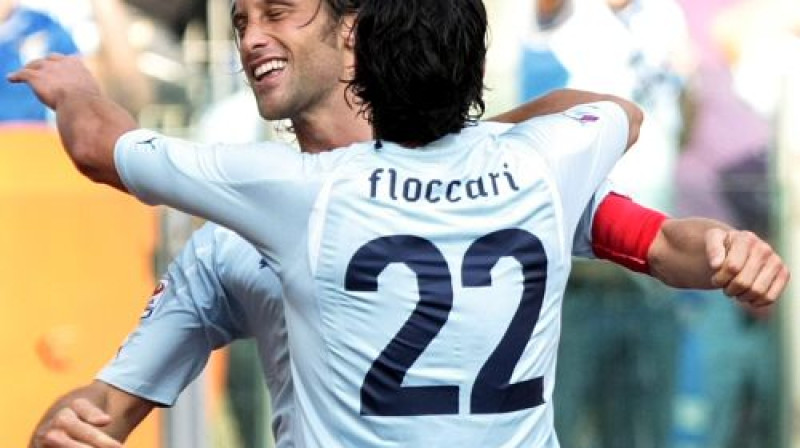 Pirmo vārtu autors Serdžo Flokari sveic otro vārtu autoru Stafano Mauri
Foto: AP/Scanpix