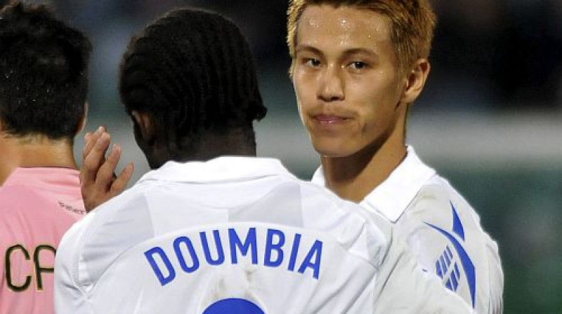 Sejdu Dumbija un Keisuke Honda
Foto: AP/Scanpix