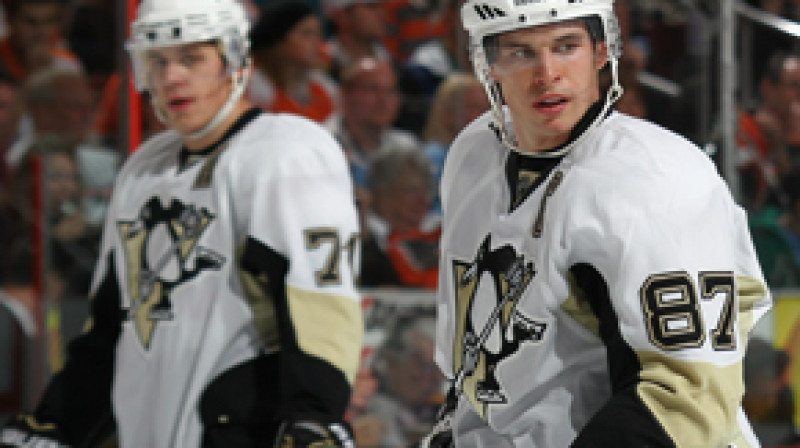 Sidnijs Krosbijs (priekšplānā) bija drafta pirmais numurs, bet labākā jaunā spēlētāja balva tika Jevgeņijam Malkinam (fonā).
Foto: AP/Scanpix