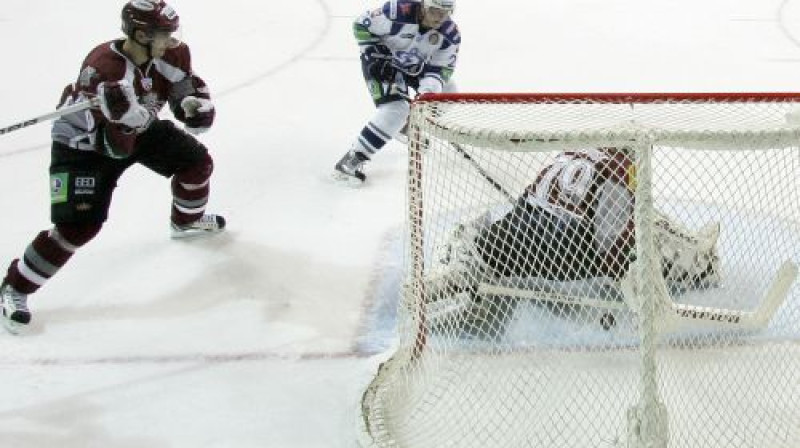 Ripa ceļu uz Mikaela Telkvista sargātajiem vārtiem atrada trīs reizes
Foto: Romāns Kokšarovs, Sporta Avīze, f64