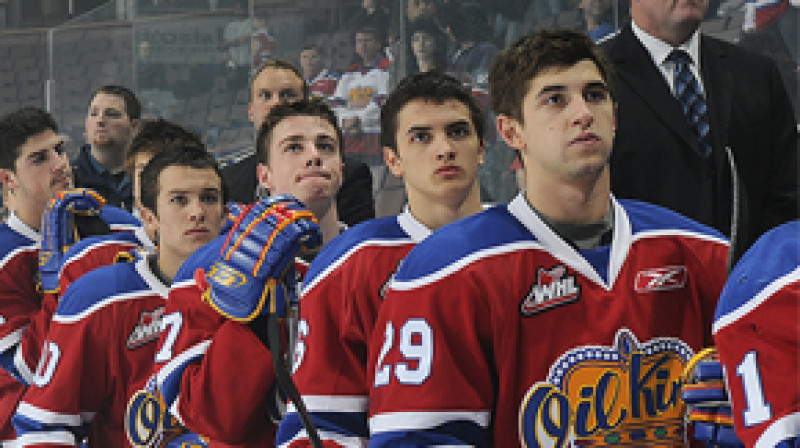 Kristiāns Pelšs (centrā) ar komandas biedriem.
Foto: oilkings.ca