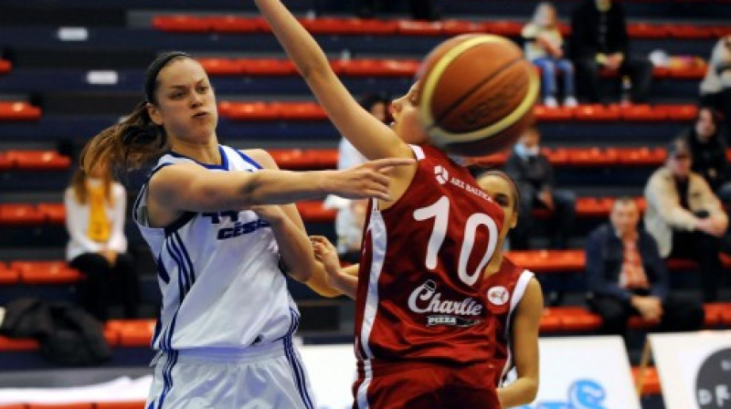 2009. un 2010. gada sezonā klubu pārstāvēja amerikāniete Kristena Mena (Kristen Mann), Cēsu sastāvā kļūstot par LSBL vērtīgāko spēlētāju
Foto: www.skcesis.lv