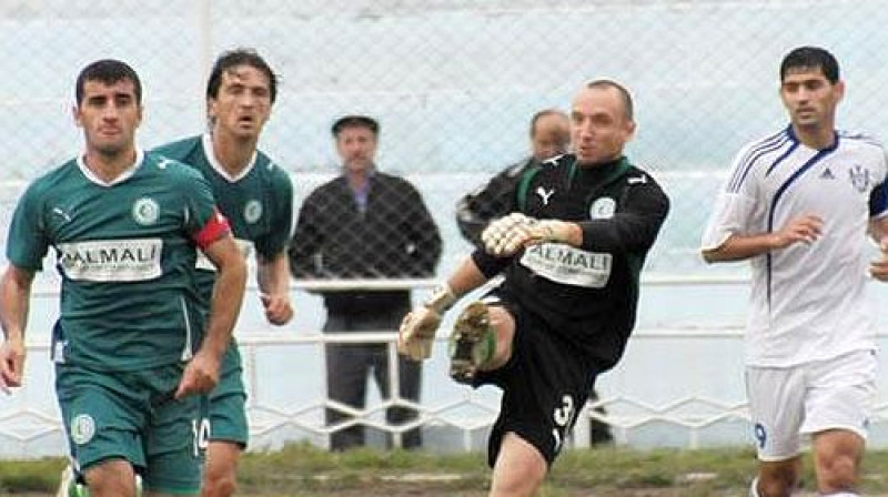 Deniss Romanovs (pa vidu)
Foto: lankaranfc.com
