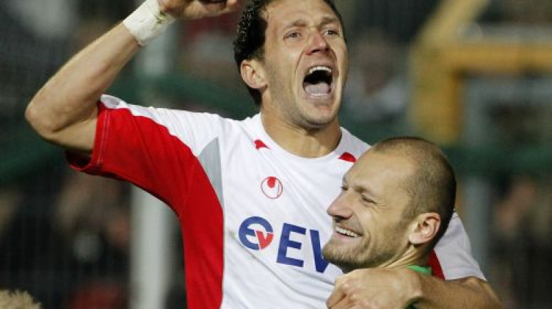 Seds Mehičs un Roberts Vulnkikovskis - divi no "Kickers Offenbach" vakardienas varoņiem
Foto: AP/Scanpix