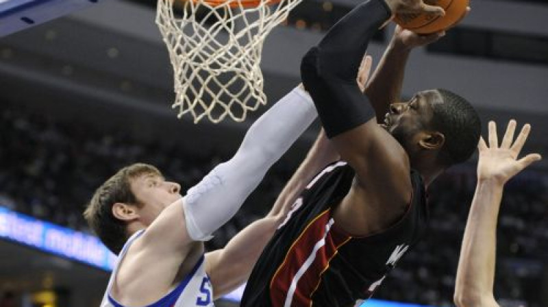 Dveins Veids cīņā zem ''76ers'' groza
Foto: AP/Scanpix