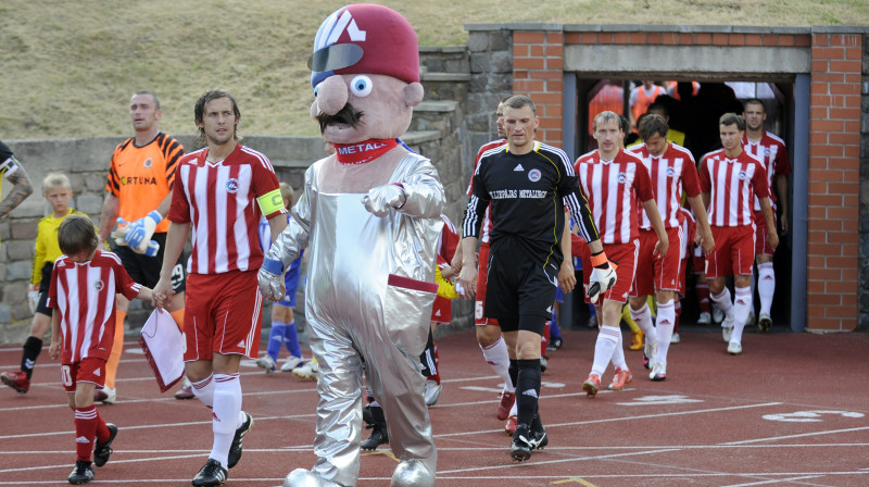 "Liepājas metalurga" talismans dodas uzmeklēt Akahoši, lai beidzot tiktu skaidrībā - kā patiesībā sauc japāņu futbolistu? Foto: Romāns Kokšarovs, "Sporta Avīze"