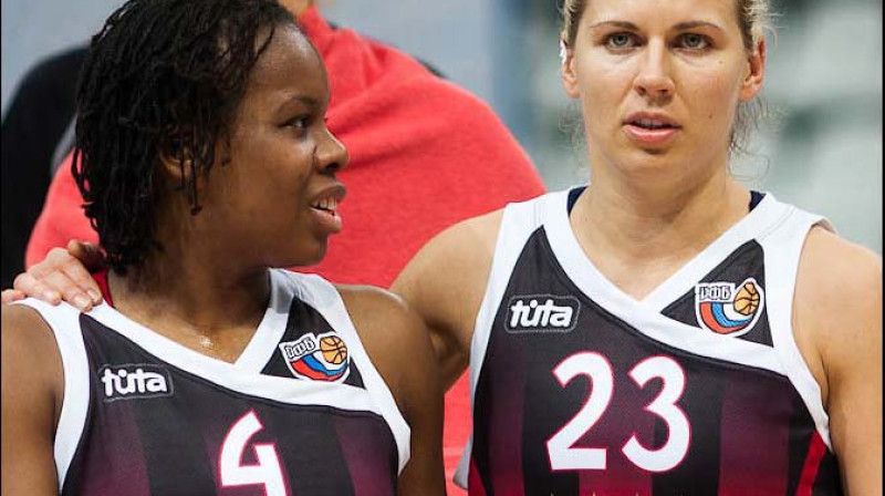 Anete Jēkabsone-Žogota un amerikāņu aizsardze Epiphanny Prince
Foto: Milena Salp