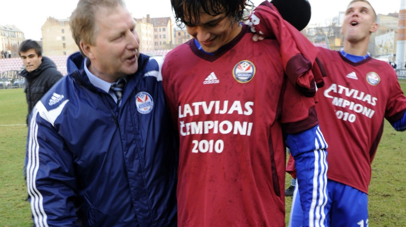 Igors Tarasovs saņem Aleksandra Starkova apsveikumus
Foto: Romāns Kokšarovs, Sporta Avīze, f64