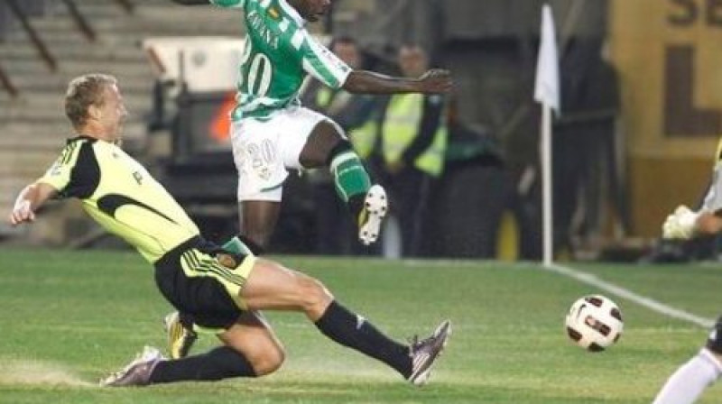 Līdera lomu "Real Betis" komandā uzņēmies kamerūniešu pussargs Ačile Emana
Foto: Hosē Manuels Vidals/ EFE