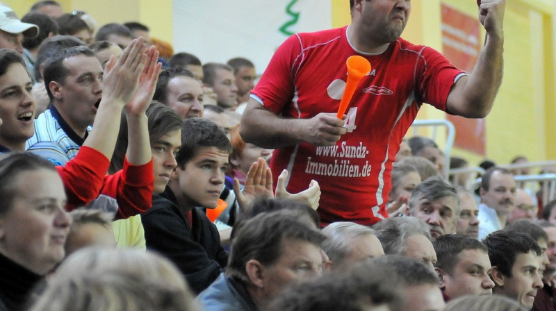 Tribīnes Latvijas un Vācijas spēlē bija pārpildītas un tās līdz pēdējām sekundēm dzīvoja līdzi notikumiem laukumā. 
Foto: Romualds Vambuts