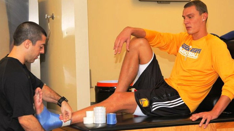 Andris Biedriņš ''Warriors'' fizioterapeita apgādībā. Foto: warriors.com