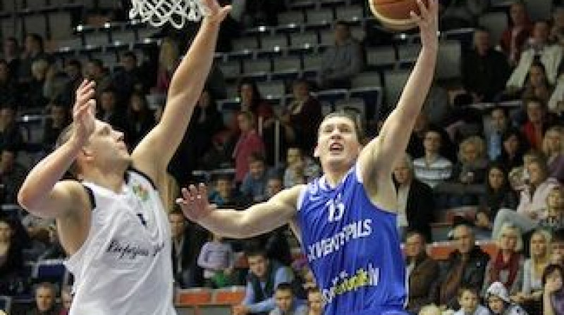 Jurijs Aleksejevs mēģina apturēt Jāni Strēlnieku 
Foto: Mārtiņš Sīlis