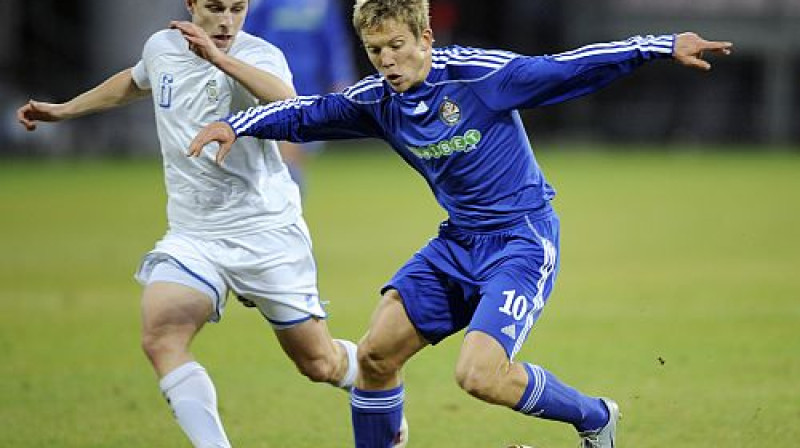 Aleksandrs Cauņa (ar bumbu) 
Foto: Romāns Kokšarovs, Sporta Avīze, f64