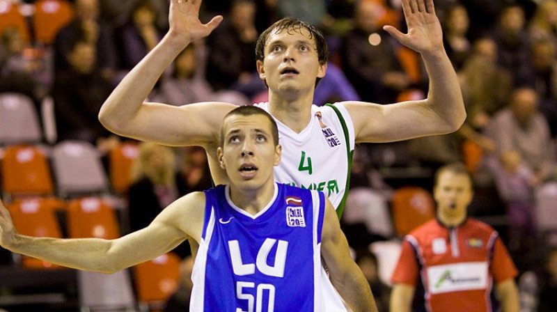 Mārtiņš Darģis mēģina apturēt Pāvelu Veselovu 
Foto: Jānis Priedītis, Skrejpapinja Foto