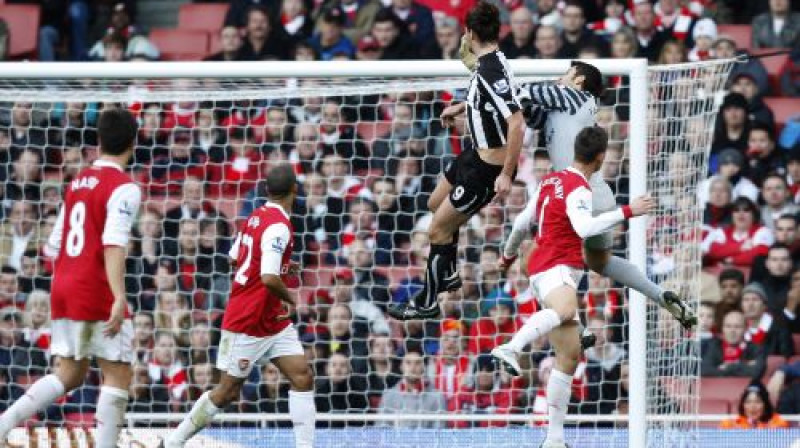 Endijs Kerols uzvar gaisa divcīņā un raida bumbu ''Arsenal'' vārtos
Foto: AP/Scanpix