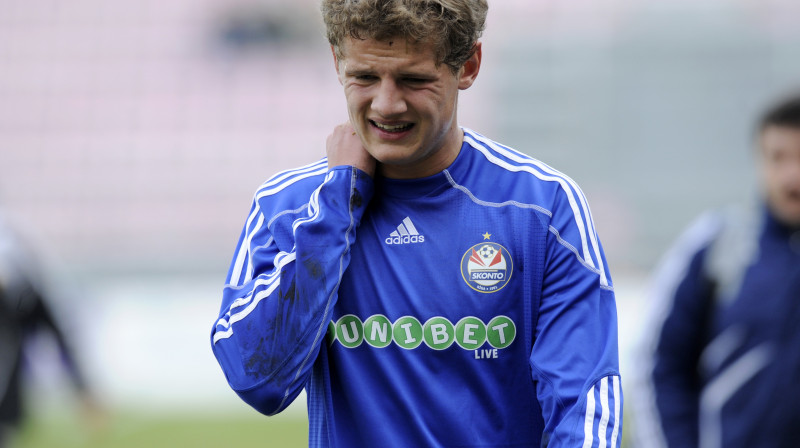 Aizsargs Kaspars Dubra labprāt atsauktos "Blackpool" aicinājumam, taču galīgais lēmums ir Kaspara pārstāvēta "Skonto" kluba ziņā. Foto: Romāns Kokšarovs, "Sporta Avīze"