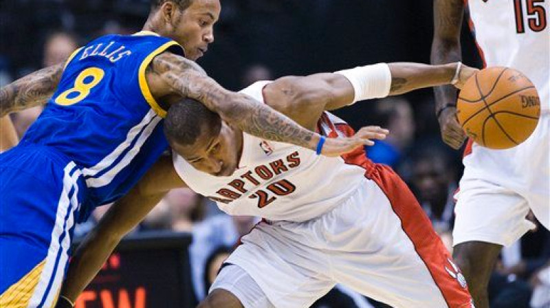 Monta Eliss aizsardzībā pret Leandro Barbosu
Foto: AP/Scanpix