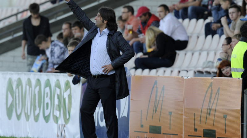 Aizdomu ēna par negodīgu spēli netraucē - "Daugavas" galvenais treneris Tamazs Pertija Latvijas futbolā jūtas kā mājās. Foto: Romāns Kokšarovs, "Sporta Avīze"