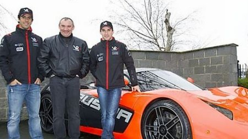 "Virgin Racing" komandas piloti un Nikolajs Fomenko (vidū) pie ''Marussia'' sporta automašīnas
Foto: www.autonews.lv