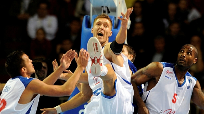Kaspars Bērziņš un Demetriuss Aleksanders agrāk spēlēja kopā, bet rītvakar būs pretējās nometnēs
Foto: Romāns Kokšarovs, Sporta Avīze, f64