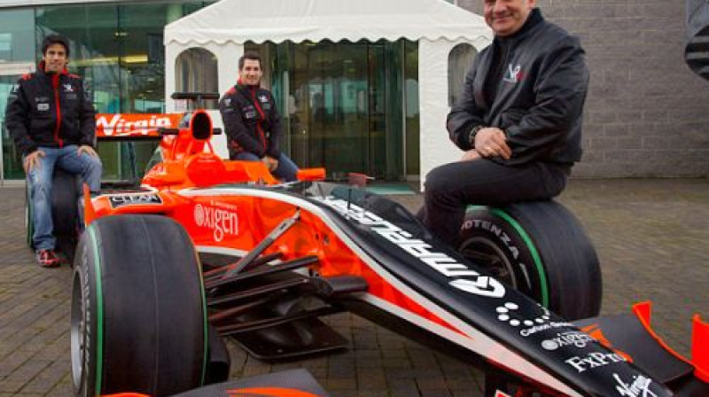 "Virgin Racing" komandas piloti un Nikolajs Fomenko pie ''Virgin Racing'' formulas
Foto: www.marussiamotors.ru