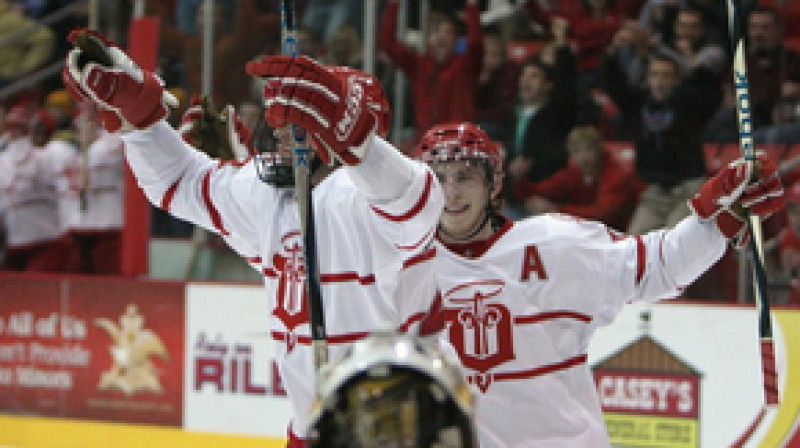 Zemgus Girgensons (centrā)
Foto: ushl.com
