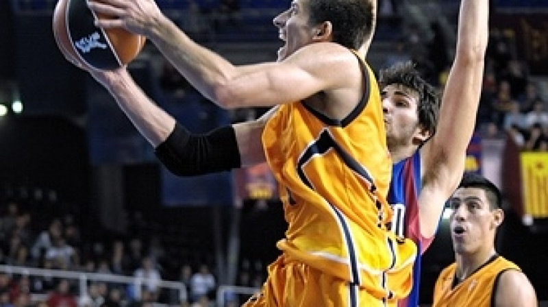 Kristaps Valters pēc Rikija Rubio apspēlēšanas
Foto: Jordi Montraveta