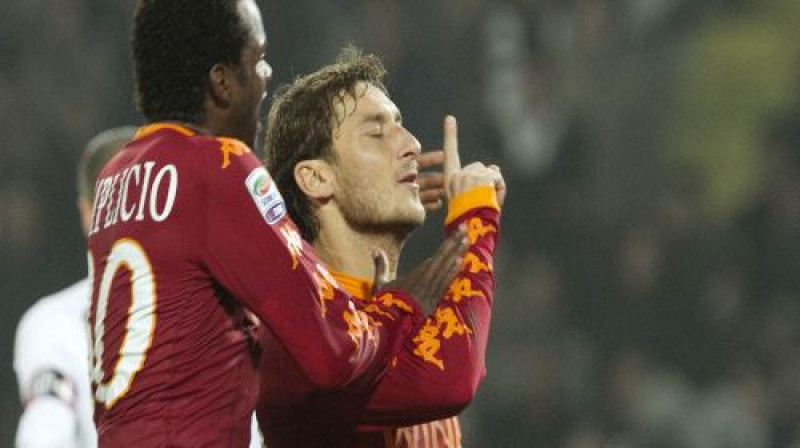 ''Roma'' pussargs Fabiu Simplisiu sveic Frančesko Toti, kurš nule izlīdzinājis rezultātu
Foto: AP/Scanpix