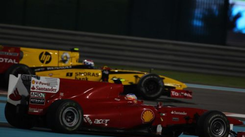 Vitālija Petrova un Fernando Alonso cīņa
Foto: AFP/Scanpix