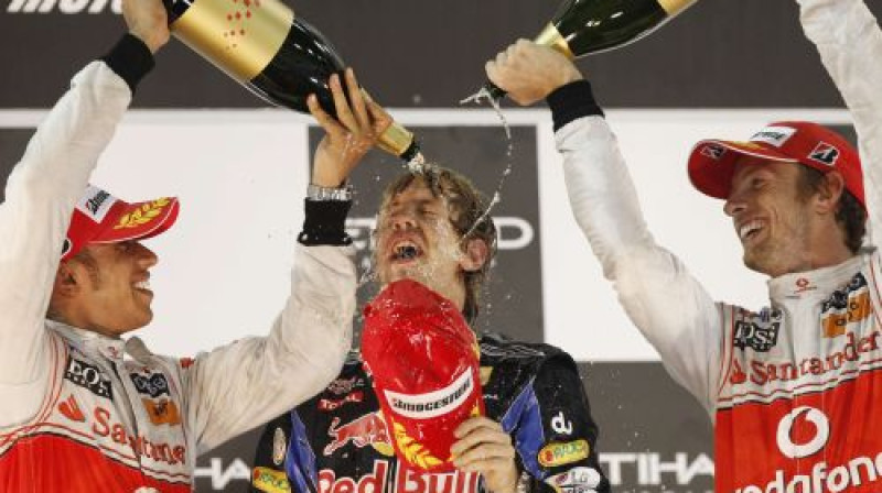 Sebastiens Fetels (vidū) saņem šampānieša dušu
Foto: AFP/Scanpix