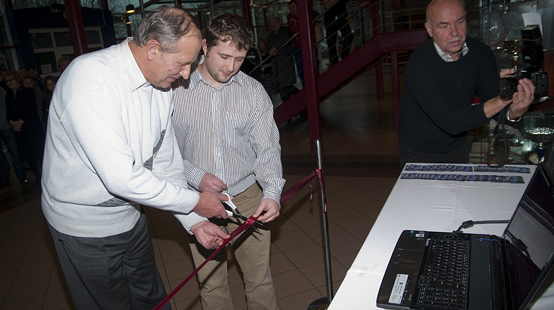 Kluba direktors Ilgvars Šēns kopā ar jaunās Liepājas Metalurga mājas lapas izstrādātāju Pēteri Krieviņu simboliski pārgriež sarkano lentīti.
Foto: Aigars Prūsis
