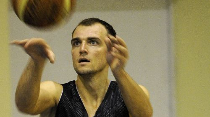 Sandis neatmet cerību, ka vēl spēlēs augstā līmenī. To arī novēlam!
Foto: Romāns Kokšarovs, Sporta Avīze