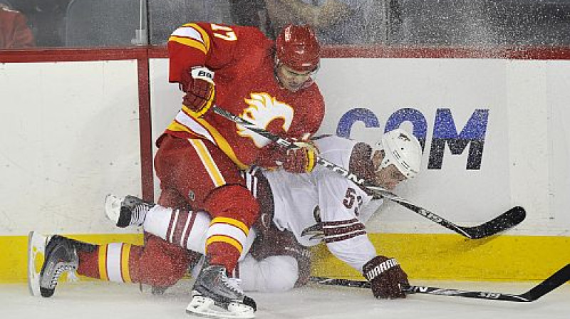 Cīņa par ripu "Flames" un "Coyotes" spēlē
Foto: Reuters/Scanpix