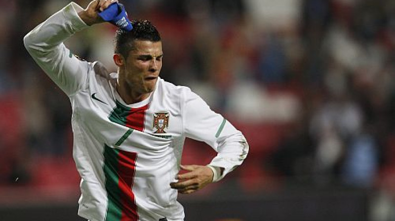 Krištianu Ronaldu dusmās nomet kapteiņa apsēju
Foto: Reuters/Scanpix