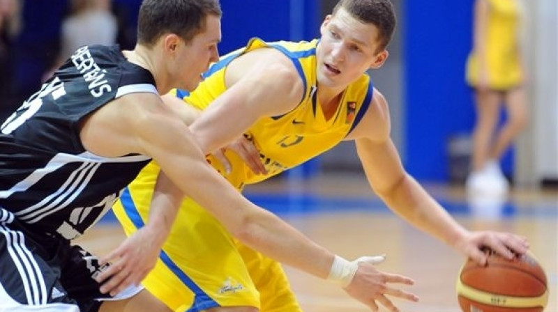 Jānis Strēlnieks cīņā ar Dairi Bertānu. Foto: Fotostudija L&J