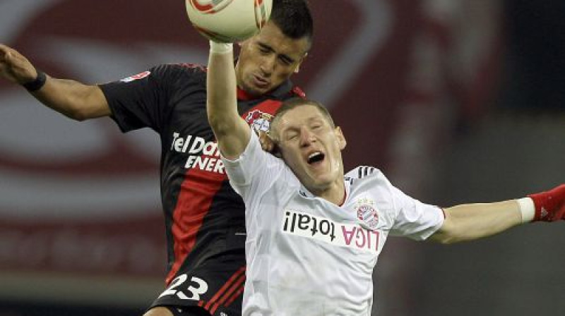 Arturo Vidals (pa kreisi) cīņā ar Bastianu Šveinsteigeru
Foto: AP/Scanpix