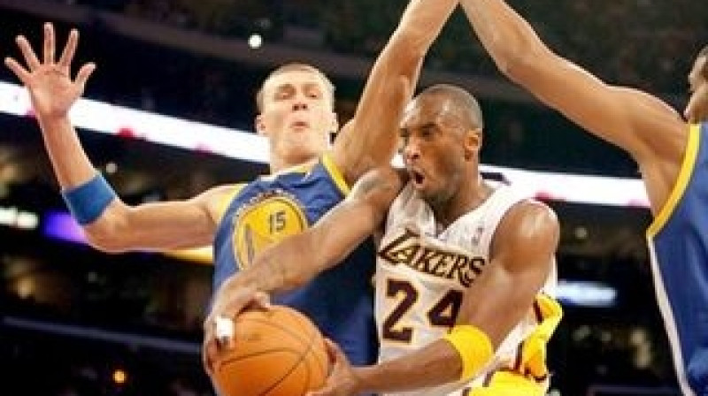 Andris Biedriņš aizsardzībā pret Kobe Braientu
Foto: AP