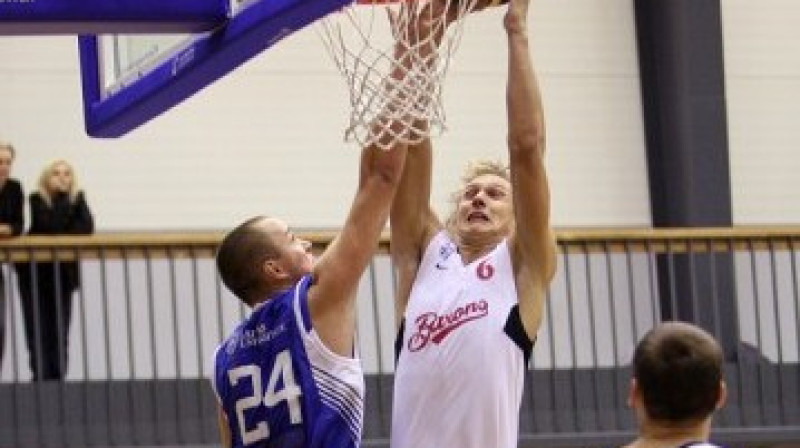 Harijs Rubenis #24 oktobra spēlē cīnās ar BK "Barons" uzbrucēju Jāni Timmu
Foto: Renārs Buivids